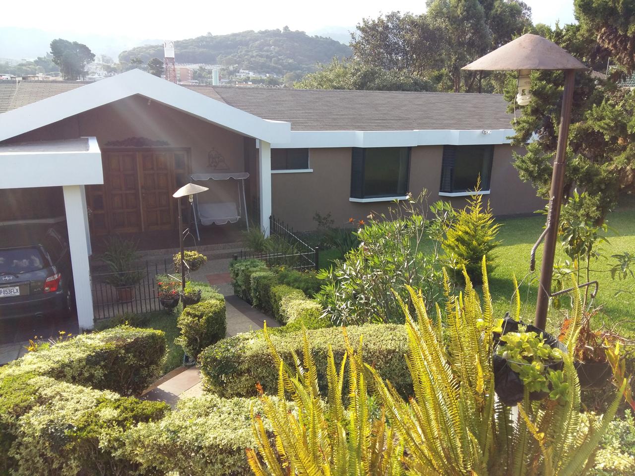 Casa amplia en San Cristóbal, Mixco (Zona 8) con 4 habitaciones y jardín